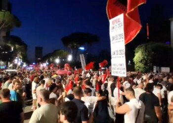 Live/ Dita e 28-të e tubimit, qytetarët para Kryeministrisë; protestuesi: Do të krijojmë Kuvend Kombëtar, 500 kandidatë potencialë
