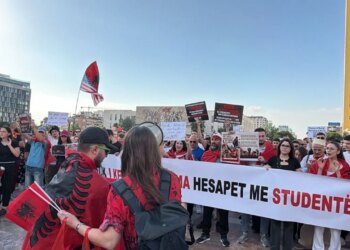 Live/ Dita e 9-të e protestës kundër projektit në Zvërnec, qytetarët grumbullohen në Sheshin Skënderbej