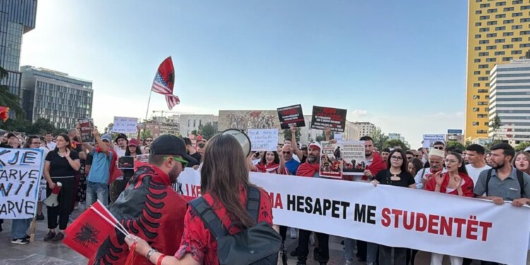 Live/ Dita e 9-të e protestës kundër projektit në Zvërnec, qytetarët grumbullohen në Sheshin Skënderbej