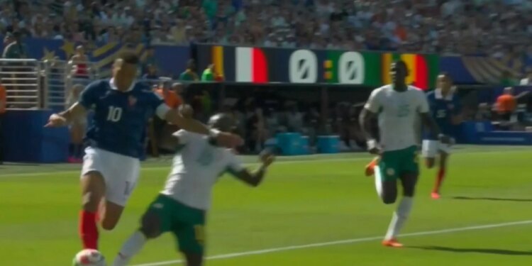 Live Francë-Senegal: Pretendime për penallti nga Gjelat, VAR mban anën e afrikanëve (Video)