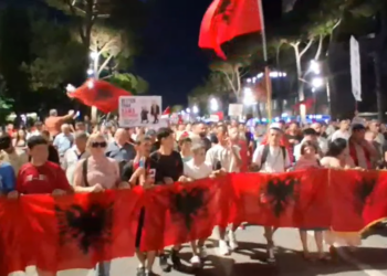 Live/ Ju erdhi fundi, dita e 27-të e protestës, qytetarët marshojnë në rrugët e kryeqytetit, Çohuni nga kafja