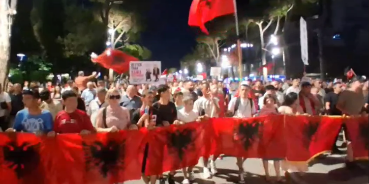 Live/ Ju erdhi fundi, dita e 27-të e protestës, qytetarët marshojnë në rrugët e kryeqytetit, Çohuni nga kafja