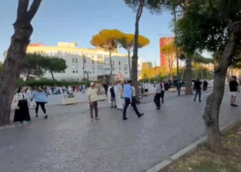 Live/ Na thanë ju do humbisni — protesta, dita 13: qytetarët ndërpresin fjalimet, përplasen me mbështetës PS para Kryeministrisë