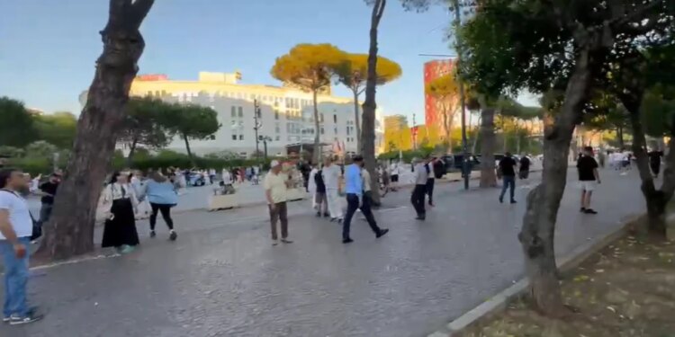 Live/ Na thanë ju do humbisni — protesta, dita 13: qytetarët ndërpresin fjalimet, përplasen me mbështetës PS para Kryeministrisë