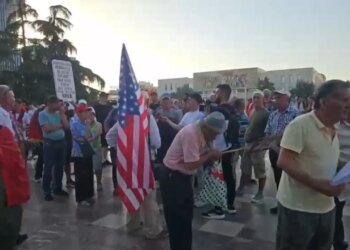 Live: Një muaj nga nisja e protestës, qytetarët grumbullohen në sheshin Skënderbej, pritet marshimi drejt Kryeministrisë