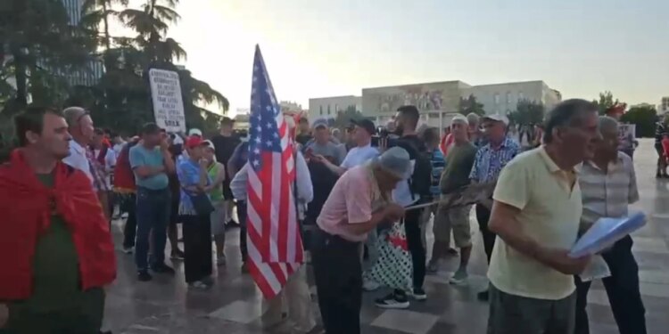 Live: Një muaj nga nisja e protestës, qytetarët grumbullohen në sheshin Skënderbej, pritet marshimi drejt Kryeministrisë