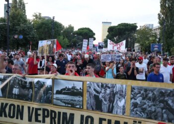 Live: Protesta, dita e 27-të në kryeqytet; me pankarta përkujtohet gjenocidi çam, përsëriten 5 kërkesat: Duam qeveri teknike