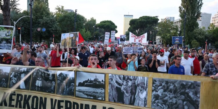 Live: Protesta, dita e 27-të në kryeqytet; me pankarta përkujtohet gjenocidi çam, përsëriten 5 kërkesat: Duam qeveri teknike