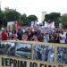 Live: Protesta, dita e 27-të në kryeqytet; me pankarta përkujtohet gjenocidi çam, përsëriten 5 kërkesat: Duam qeveri teknike