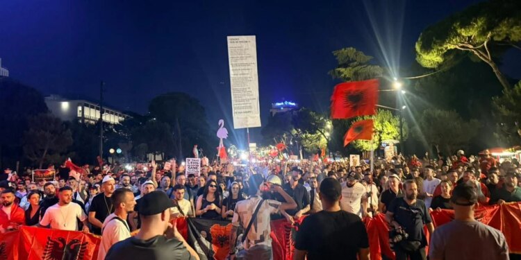 Live/ Protestuesit vijojnë marshimin në kryeqytet, paralizojnë Rrugën e Elbasanit dhe ndalen para Kuvendit e Drejtorisë së Policisë