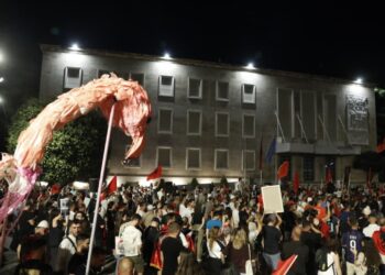 :Live/ Qeveri teknike 12 mujor, ndryshim Kushtetutës dhe Kodit Zgjedhor; protestuesit rendisin 5 kërkesa, kryeministri maks 2 mandate