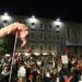 :Live/ Qeveri teknike 12 mujor, ndryshim Kushtetutës dhe Kodit Zgjedhor; protestuesit rendisin 5 kërkesa, kryeministri maks 2 mandate