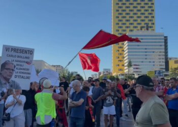 Live: Qytetarët marshojnë drejt Kryeministrisë afër Italisë, socialistët festojnë; aktivisti: Mos shkoni në mitingun e PS, kujdes provokimet