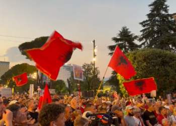 Live/ Rama n’burg, Berisha n’burg — dita e 27-të e protestës në kryeqytet, qytetarët përsërisin kërkesat: qeveri teknike