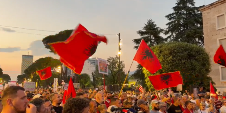 Live/ Rama n’burg, Berisha n’burg — dita e 27-të e protestës në kryeqytet, qytetarët përsërisin kërkesat: qeveri teknike
