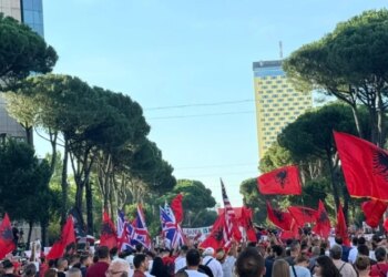 Live/ Shqipëri e re, nis protesta e 14-të në kryeqytet; qytetarët mblidhen para Kryeministrisë