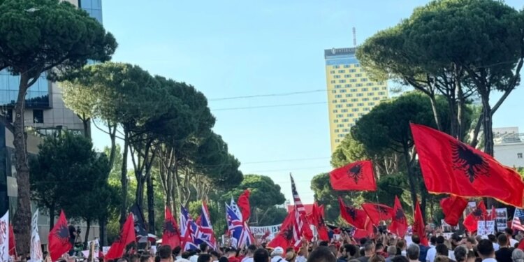 Live/ Shqipëri e re, nis protesta e 14-të në kryeqytet; qytetarët mblidhen para Kryeministrisë