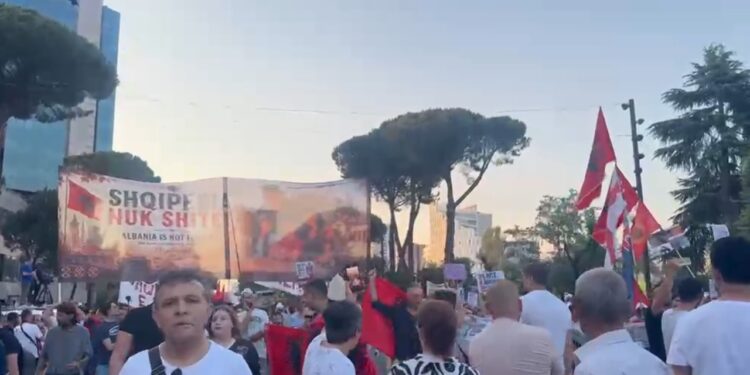 Live/ Sot, dita 28 e protestës, qytetarët para Kryeministrisë: Shqipëria kërkon revolucion, duam qeveri teknike
