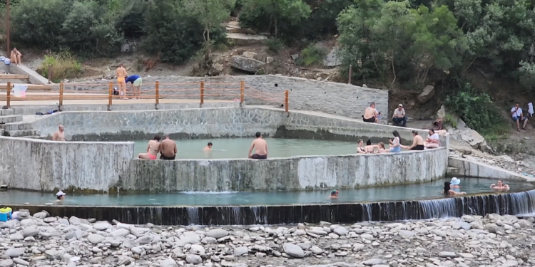 Llixhat plot me turistë: Infrastrukturë e re në Bënjë, debate në rrjete sociale; specialisti: Ja pse shkarkuam vaskat