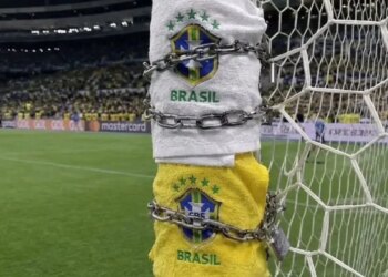 Lufta e Peshqirëve rikthehet: prapaskenat e errëta të ritualeve afrikane që detyruan gjigantët e futbollit të blindonin shtyllat