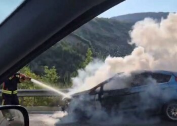 Makina përfshihet nga flakët sapo del nga tuneli i Krrabës; zjarrfikësit shkojnë për të fikur zjarrin