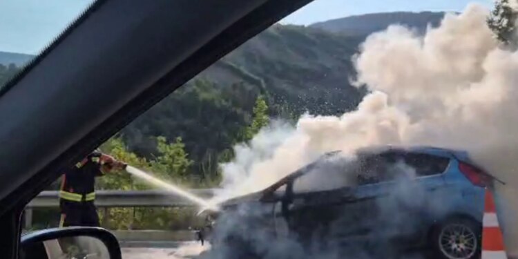Makina përfshihet nga flakët sapo del nga tuneli i Krrabës; zjarrfikësit shkojnë për të fikur zjarrin