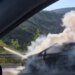 Makina përfshihet nga flakët sapo del nga tuneli i Krrabës; zjarrfikësit shkojnë për të fikur zjarrin