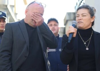 Mamaja e Martin Canit në protestë kërkon siguri: E çova djalin në shkollë e nuk u kthye më