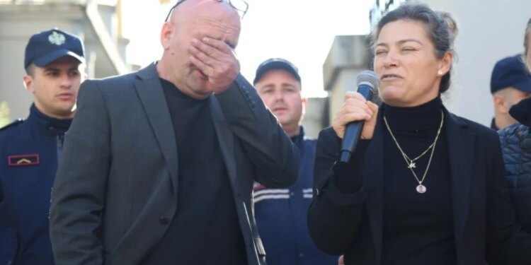 Mamaja e Martin Canit në protestë kërkon siguri: E çova djalin në shkollë e nuk u kthye më