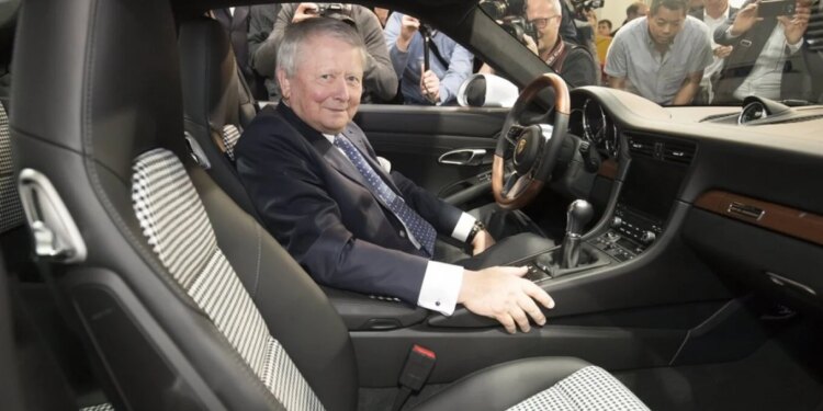Manjati i Porsche tërhiqet nga tuneli për një person në Salzburg; vila shitet pas protestash, debat pabarazi sociale