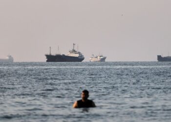 Marrëveshja SHBA-Iran: Trafiku detar në Hormuz nis, kalojnë tre supertankerë të parë me flamur saudit