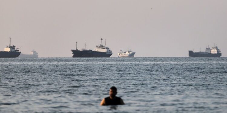 Marrëveshja SHBA-Iran: Trafiku detar në Hormuz nis, kalojnë tre supertankerë të parë me flamur saudit