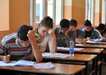 Maturantët në Peqin u përjashtuan nga provimi i parë i Maturës Shtetërore pasi futën celularë