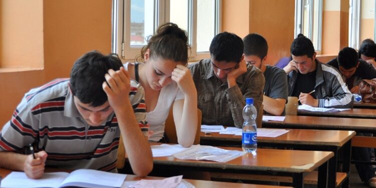 Maturantët në Peqin u përjashtuan nga provimi i parë i Maturës Shtetërore pasi futën celularë
