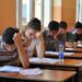 Maturantët në Peqin u përjashtuan nga provimi i parë i Maturës Shtetërore pasi futën celularë