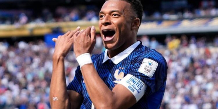 Mbappé, pasi u bë shënuesi më i mirë i Francës, do të luajë ndeshjen e 100 me Blutë