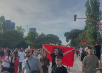 Mbyllet pas katër orësh protesta e shtatë në Tiranë kundër investimit në Zvërnec, çfarë kërkojnë tubuesit