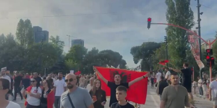 Mbyllet pas katër orësh protesta e shtatë në Tiranë kundër investimit në Zvërnec, çfarë kërkojnë tubuesit
