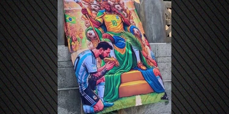 Me pankartën ku Messi i puth këmbën Pelé-së, tifozët e Brazilit tërbojnë argjentinasit