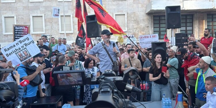 Mehdi Malkaj emocionohet në protestë: Këtu ka dashuri pa hesap — Nëse Rama ka ndarë mendjen, mjerë ai