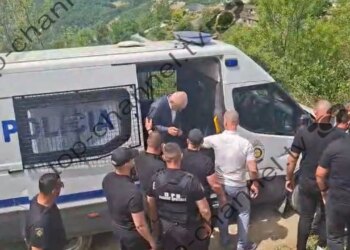 Meta në Skrapar për përcjelljen e atit drejt banesës së fundit; zbret nga furgoni i policisë së burgut