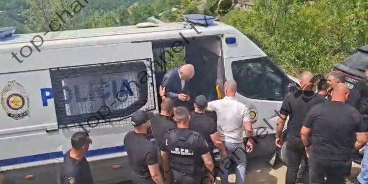Meta në Skrapar për përcjelljen e atit drejt banesës së fundit; zbret nga furgoni i policisë së burgut