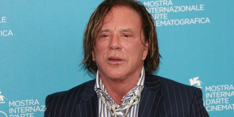 Mickey Rourke shqetëson fansat, duket pa dhëmbë në rrugët e Los Angeles