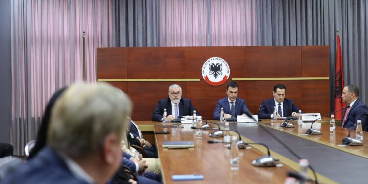 Ministri Gogu prezanton Rekomandimet Prioritare 2026: evazioni, krimi kibernetik dhe trafiku në fokusin kryesor