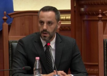 Ministri Lamallari: S’më latë të flas — Mbajtët 1 minutë heshtje dhe nisët teatrin; nuk qëndroj, iki për Korçë