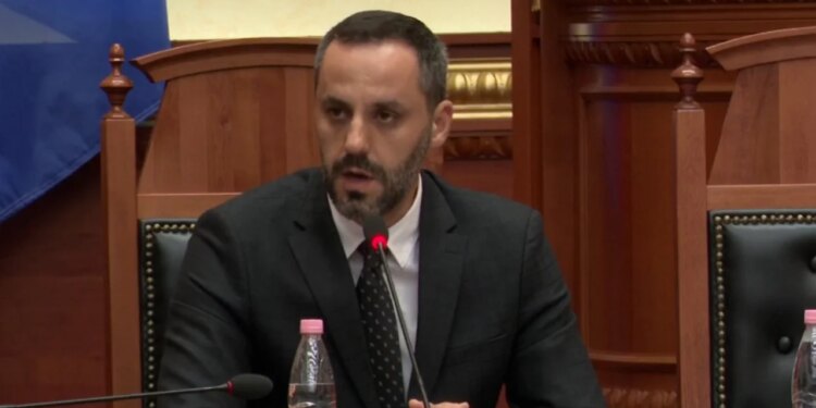Ministri Lamallari: S’më latë të flas — Mbajtët 1 minutë heshtje dhe nisët teatrin; nuk qëndroj, iki për Korçë