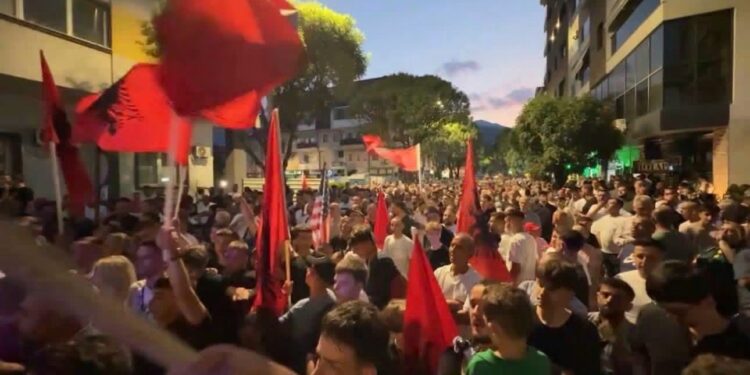 Mjaft na nënçmuat, sheshi Iliria në Tetovë mori emrin Mashall Tito; shqiptarët protestojnë