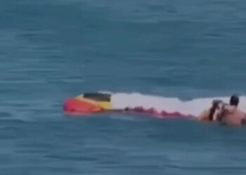 Momente paniku në Vlorë: Parashutisti bie në det, shpëtohet nga dy pushues