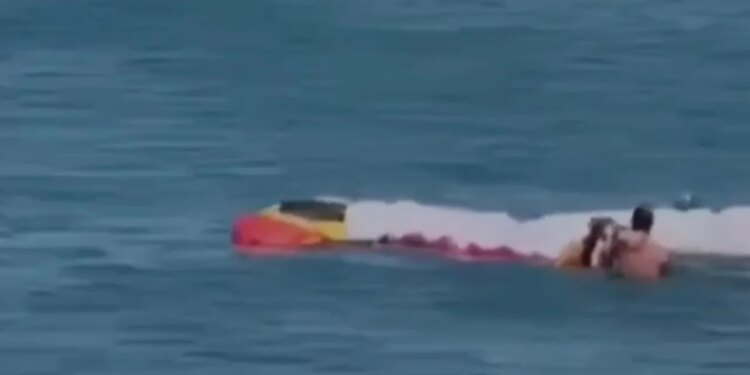 Momente paniku në Vlorë: Parashutisti bie në det, shpëtohet nga dy pushues