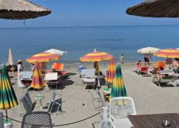 Moti i kthjellët dhe temperaturat e larta mbushin bregdetin e Durrësit me vendas dhe të huaj